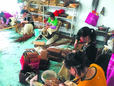 精美的藤编包全部由手工完成，因此价值不菲。