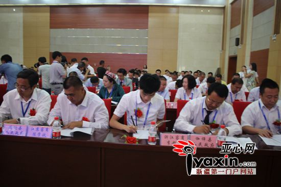 喀什地区人大工委副主任侯存尚,喀什地区政协工委副主任李平女士