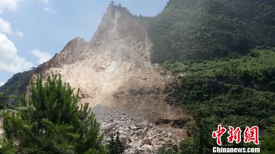 图为广西平乐县山体坍塌现场。　陶彩忠　摄