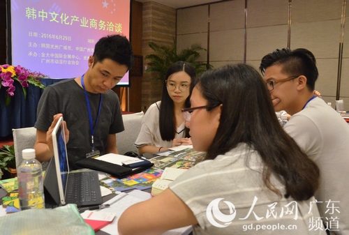 中韩企业代表现场进行商务洽谈。林龙勇 摄