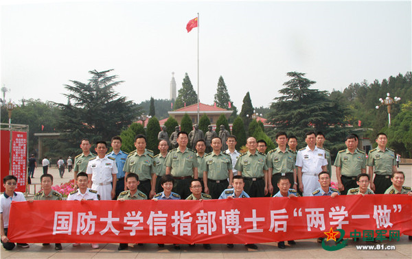 在五大书记铜像前合影