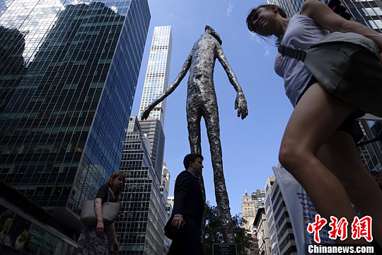 当地时间6月29日，纽约夏日炎炎，街上行人“短打扮”。中新社记者 廖攀 摄