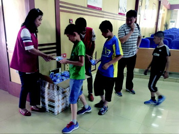 东营市晨阳学校: 188套矫姿仪送学生预防近视