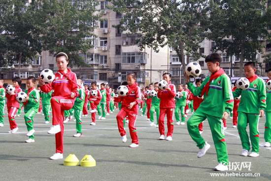 校园足球训练展示。