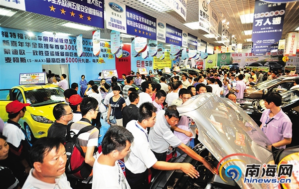2010年9月2日，第四届海南汽车展销会人头攒动。海报集团全媒体中心记者 李小岗 摄