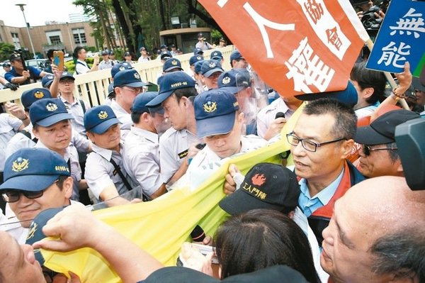 台湾劳工团体抗议当局“劳基法”：周休两天不能加班