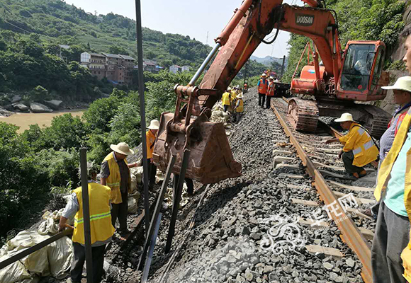 抢险人员对川黔铁路路肩下沉水害处进行抢修。 资料图
