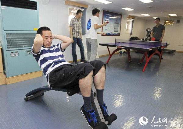 业余时间，汪三涵和船员们锻炼身体，强身健体才能保家卫国。章勇涛 摄