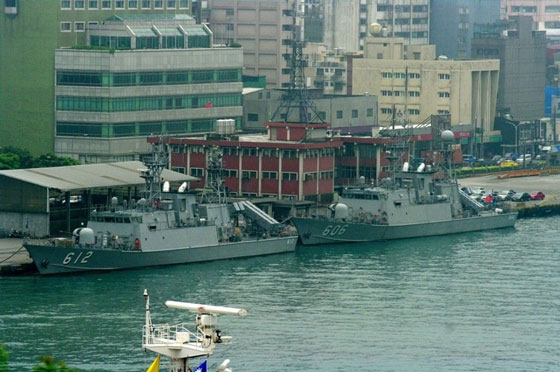 图为改良的锦江级巡逻舰资江号（左）加装雄风三型飞弹。 （台湾联合新闻网）