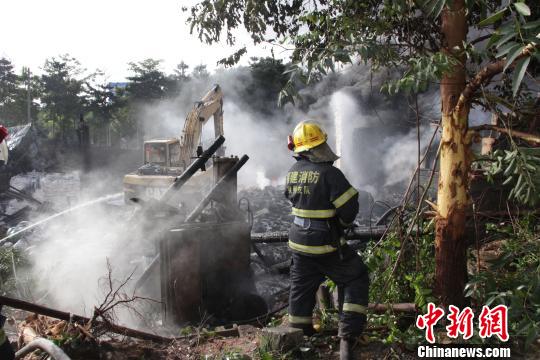 7月1日，福建泉州晋江市磁灶镇大宅村一塑料厂发生火灾。　供图　摄