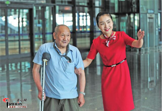 乌鲁木齐火车北站老保安拄拐来看新客站