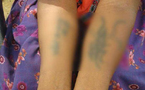 　　夫家人在她身体多处刺上不雅字眼。（图片来源：台湾ETtoday东森新闻云网站）