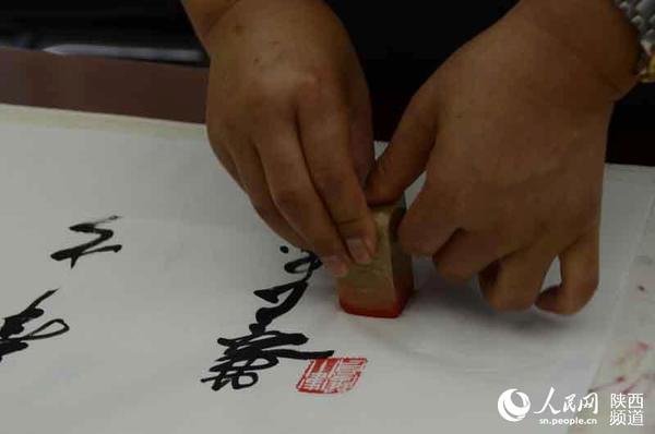 他的书法遵法二王、精习孙过庭、细研“颠张醉素”，循着会真书、通篆隶、工行草的轨迹前行。他的作品形神兼备，气韵生动，不仅有表象的美，更具有内在的神，因而把书法艺术的抒情特点表现得比较充分。