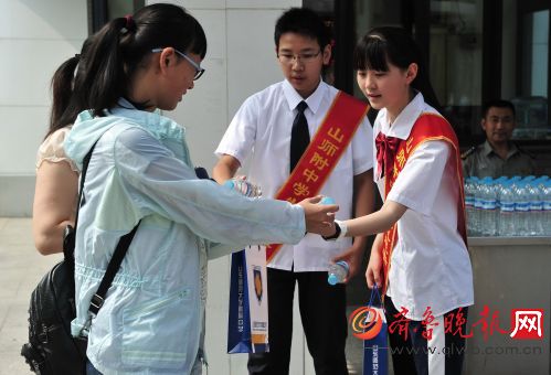 山师附中开放日 家长围住名师问不停