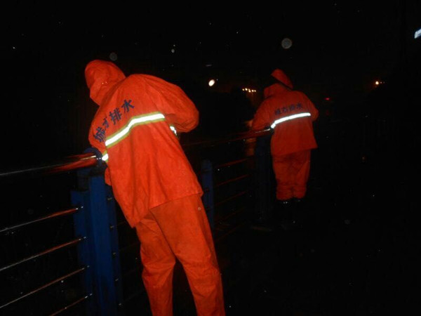 排水人员夜间巡堤查险