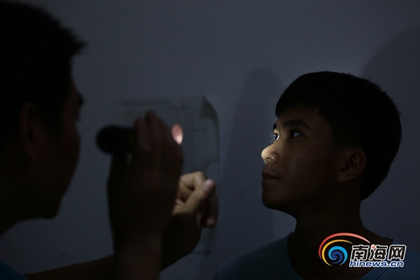 　　医生对考生进行眼科项目的检查。南海网记者 刘洋 摄