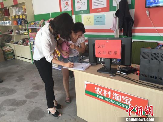 村民来领自己网购的商品　俱凝搏　摄