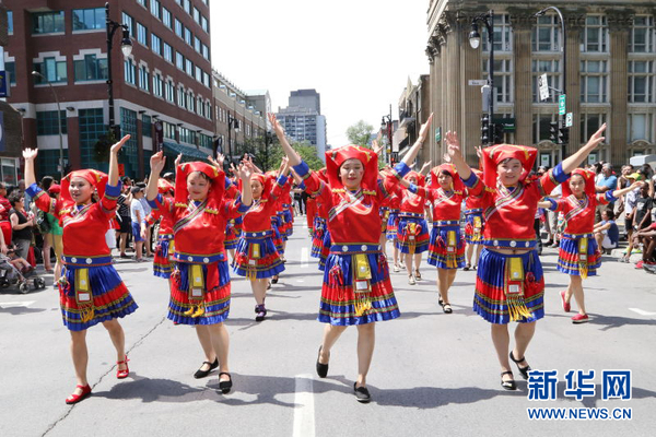 7月1日，在加拿大蒙特利尔市，当地华人社团参加庆祝游行活动。当日，渥太华、蒙特利尔等加拿大多个城市举行庆祝加拿大建国149周年活动。新华网发（李浪 摄）