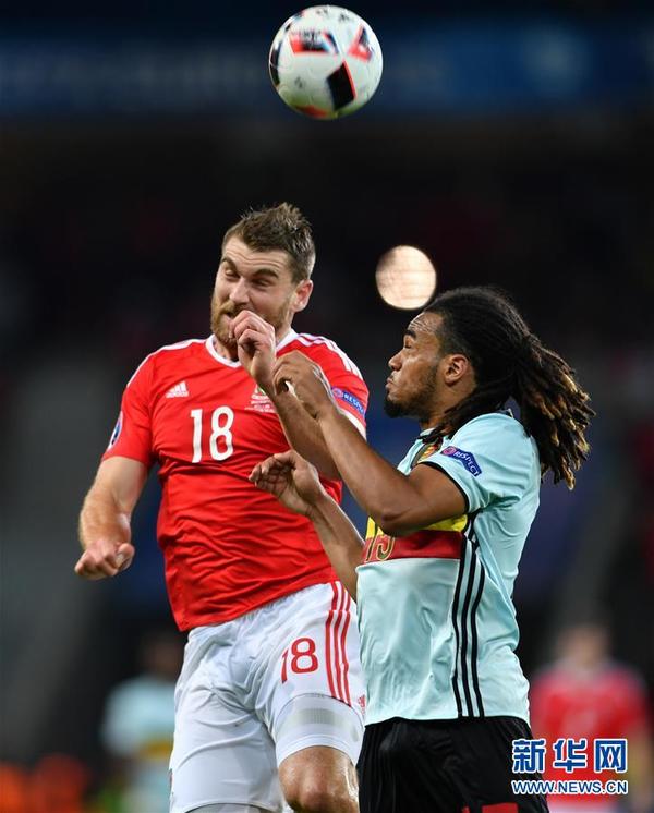　　7月1日，威尔士队球员沃克斯（左）在比赛中和比利时队球员德纳耶尔争顶。