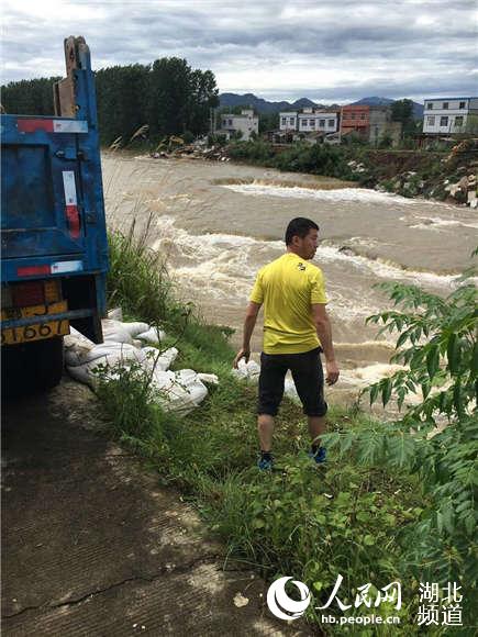 湖北麻城明山水库溢洪渠道突发险情 警方调1吨炸药爆破成功排险