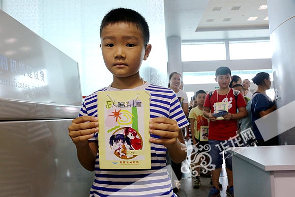 孩子们排队安检。 通讯员 黄金华 摄