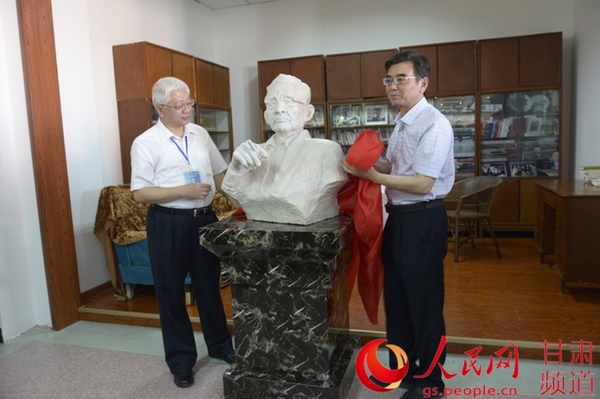 7月2日，贾植芳先生雕像揭幕仪式在河西学院图书馆贾植芳藏书陈列馆举行。 郭颂霞 摄
