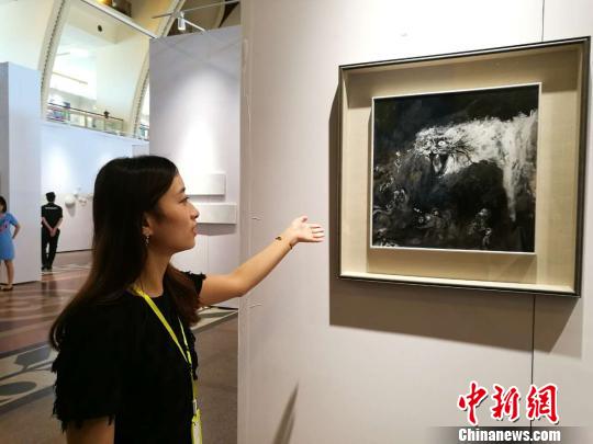 三百名中外青年艺术家的千余件当代艺术作品1日起在上海展出。　陈静　摄