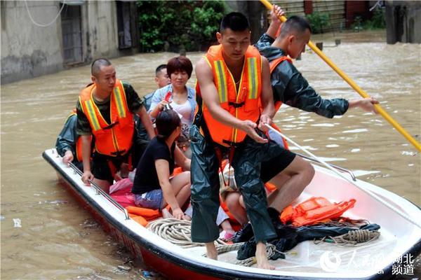 湖北咸宁21岁消防兵洪水中力挽生命 获赞铁臂