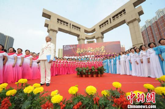 山西太原千人齐唱红歌，献礼中国共产党成立95周年。　胡健 摄
