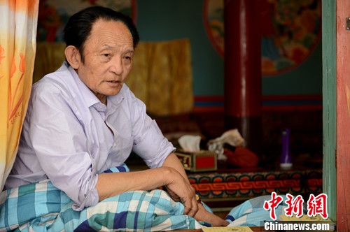 彭措热登认真听取患者讲述病情