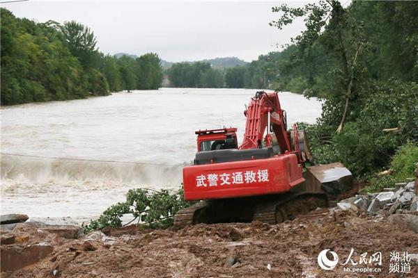 冒着危险加固堤坝