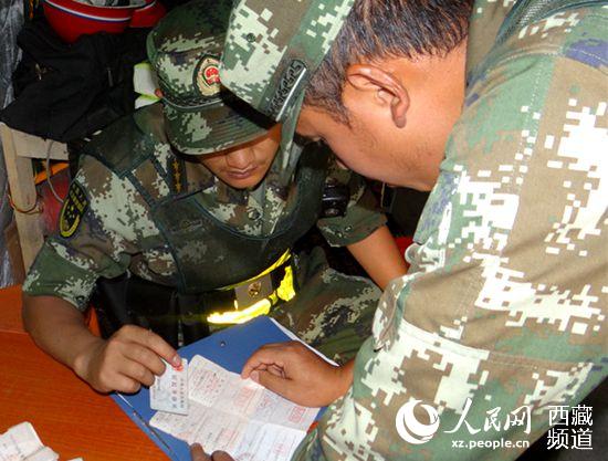 民警检查、核对施工人员身份证信息和边境通行证信息。