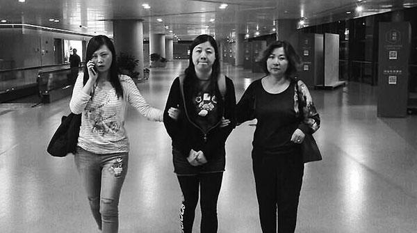 犯罪嫌疑人周某被押解回沪。 本文图片均来自 法治中国