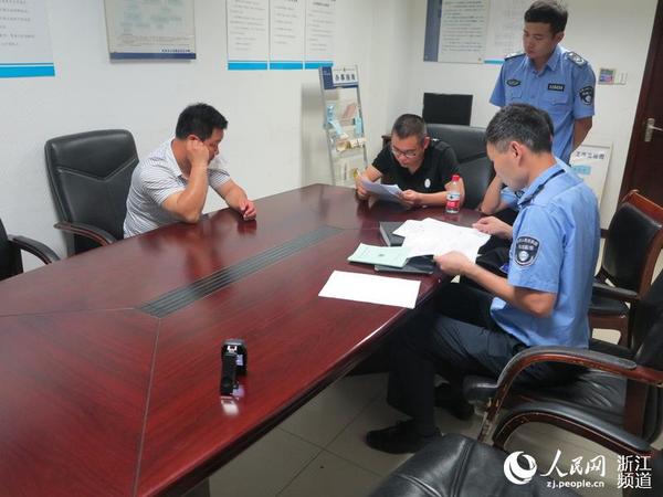 孙林江和同事们在瓶窑派出所对涉案环卫工调查询问。
