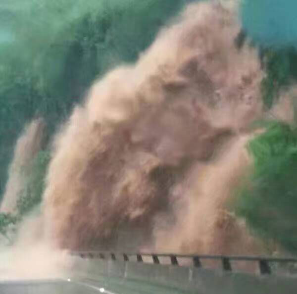 暴雨引发山洪，高速公路多路段出现山体滑坡。（昭通市公安消防支队供图）