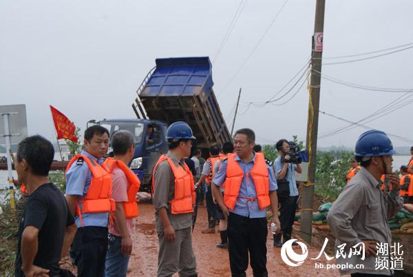 武穴市公安局一百二十人抢险突击队战斗在太白