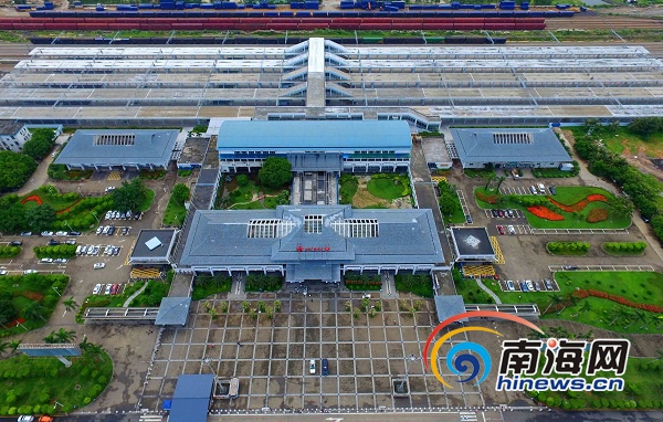 7月6日,在海口火车站绿化效果让人耳目一新。海口开展的双创活动以来,该车站的环境卫生、服务质量、清洁绿化以及设备设施改造上大有起色, 车站环境旧貌换新颜。作为海口的重要窗口单位,海口火车站还充分利用双创这一契机,迅速加强对客运人员的培训工作,使车站全员熟记、理解双创活动 内容,践行双创活动标准,努力打造一张靓丽的窗口服务名片。 海报集团全媒体中心记者 陈元才 实习生 陈若龙 摄