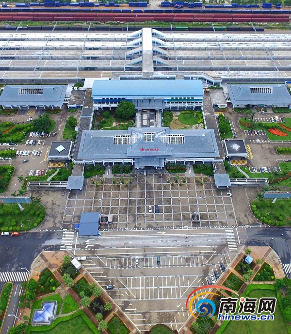 7月6日,在海口火车站绿化效果让人耳目一新。海口开展的双创活动以来,该车站的环境卫生、服务质量、清洁绿化以及设备设施改造上大有起色, 车站环境旧貌换新颜。作为海口的重要窗口单位,海口火车站还充分利用双创这一契机,迅速加强对客运人员的培训工作,使车站全员熟记、理解双创活动 内容,践行双创活动标准,努力打造一张靓丽的窗口服务名片。 海报集团全媒体中心记者 陈元才 实习生 陈若龙 摄