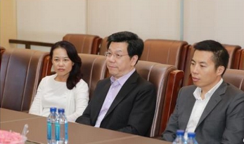 创新工场创始人李开复参加座谈交流