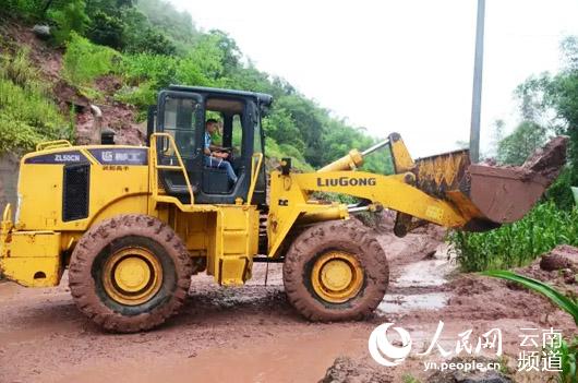 绥江县紧急调集工程车辆全力抢通进出绥江主干道。（供图）