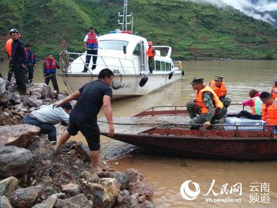 丽宁公路部分路段发生塌方及泥石流，造成道路中断。当地组织各部门转移被困人员。（许强 摄）