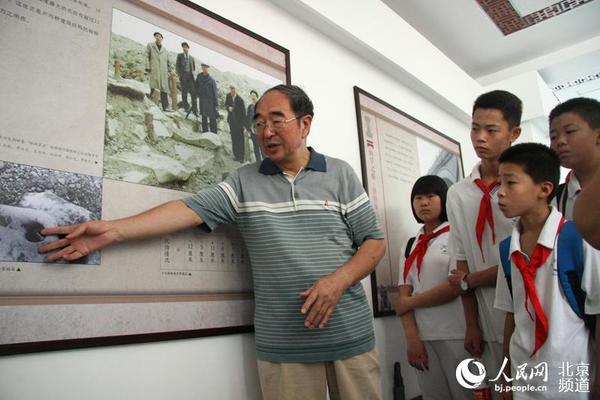 卢沟桥历史专家范贻光讲解卢沟桥桥基“铁柱穿石”，保护卢沟桥800年10个桥墩中沉陷幅度虽大也没有超过12厘米。