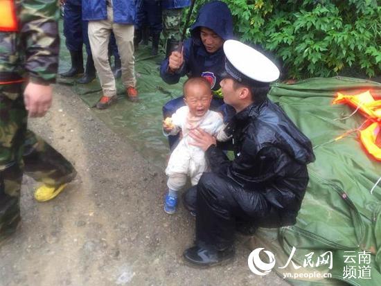 丽宁公路部分路段发生塌方及泥石流，造成道路中断。交警正转移被困人员。（许强 摄）