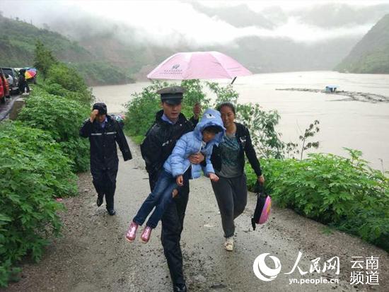 丽宁公路部分路段发生塌方及泥石流，造成道路中断。交警正转移被困人员。（许强 摄）