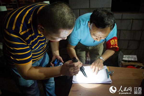 白水湖防汛指挥所驻扎在长江九江段岸边，工作人员实行24小时轮值对长江堤岸进行巡查。（宋晨/摄）