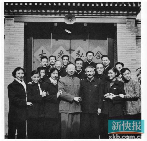 ■姚璇秋(前排左三)与梅兰芳(前排左四)合影。