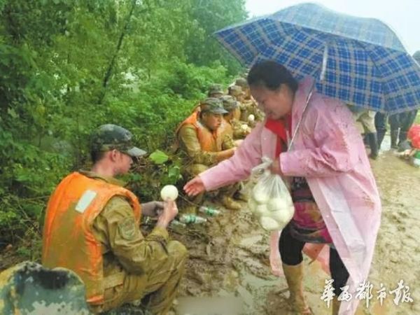 这才是“啃馒头”的真相,老百姓自发送的馒头!