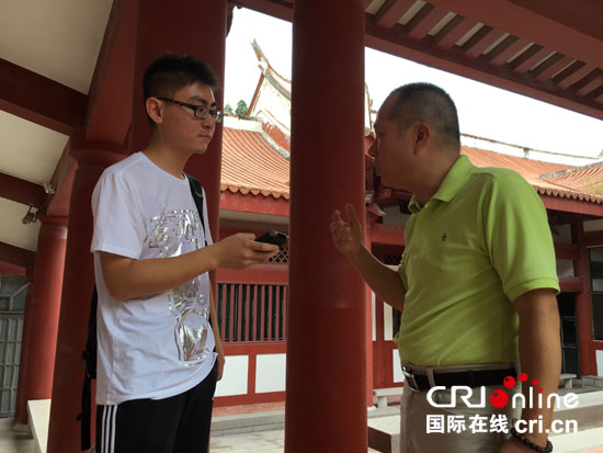 晋江市文物保护中心、晋江博物馆馆长吴金鹏接受记者采访