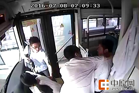 车长强行把男子分开了