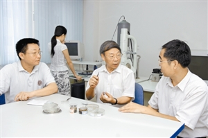 牛憨笨院士在指导中青年教师。